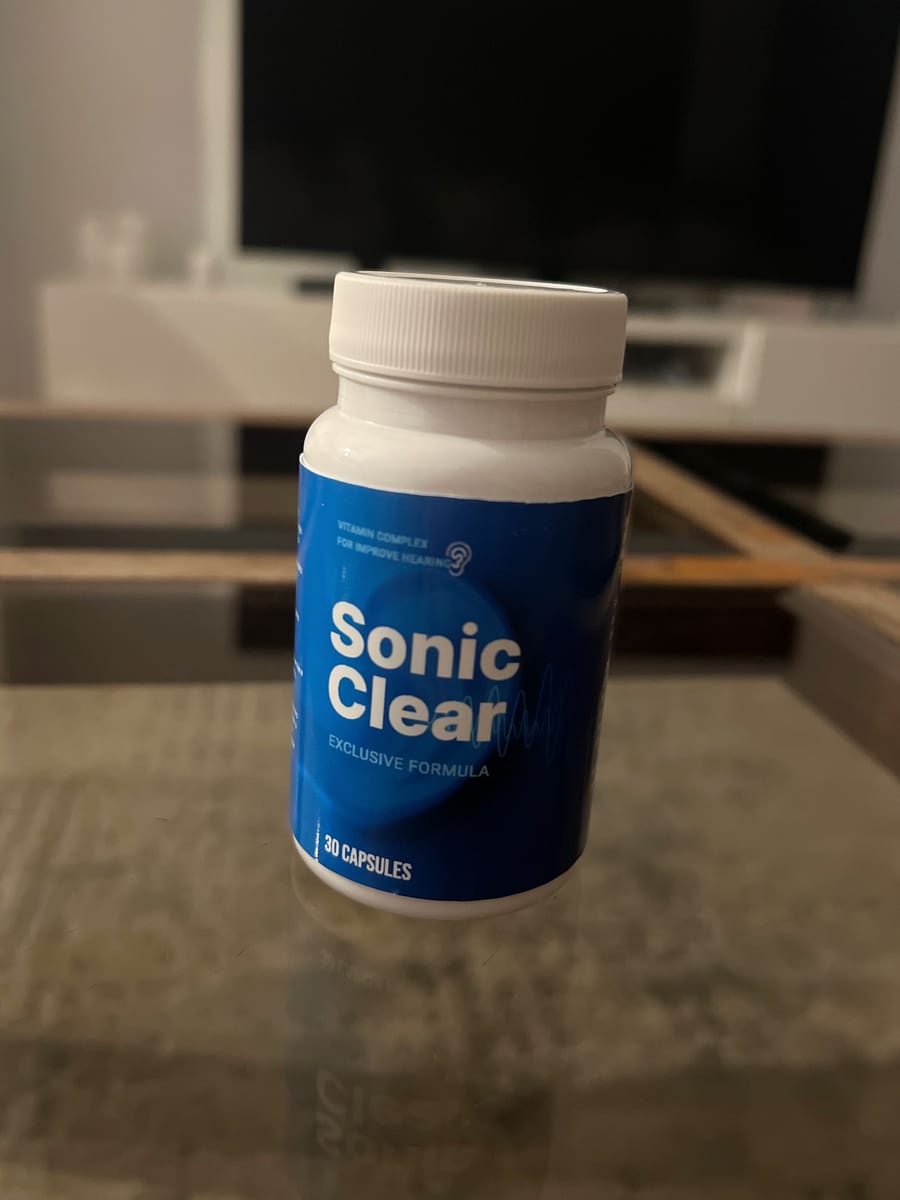 Flacon de Sonic Clear posé sur une table de cuisine, tel que les clients le reçoivent
