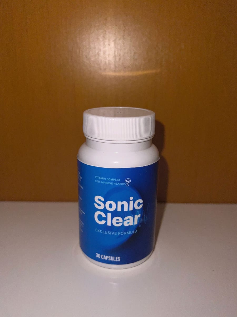 Flacon de Sonic Clear posé sur une table au moment du petit-déjeuner, à côté d’un verre d’eau